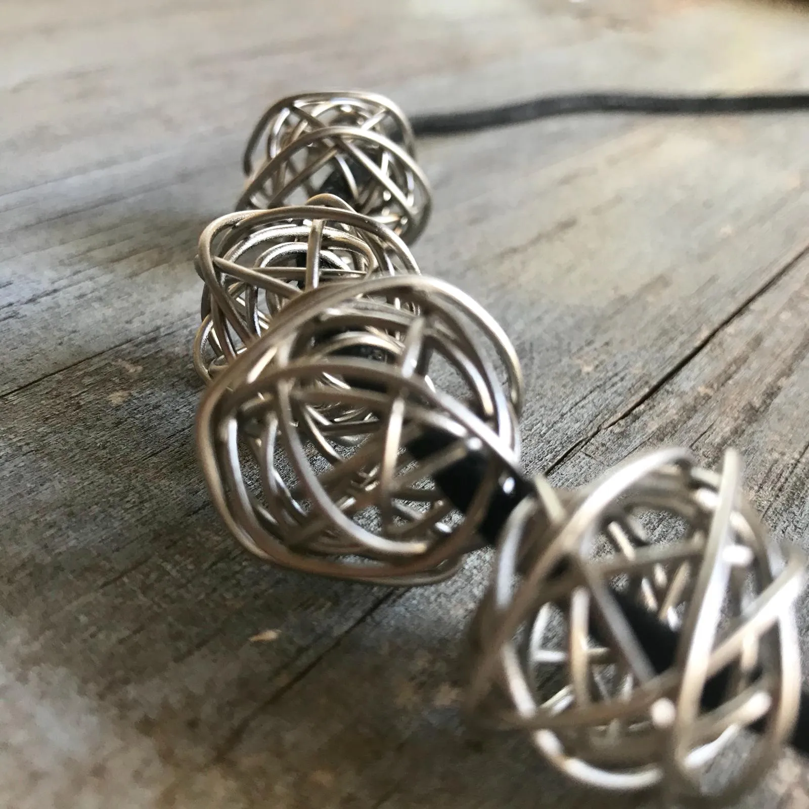 Nancy - Modern silver wire balls collar necklace