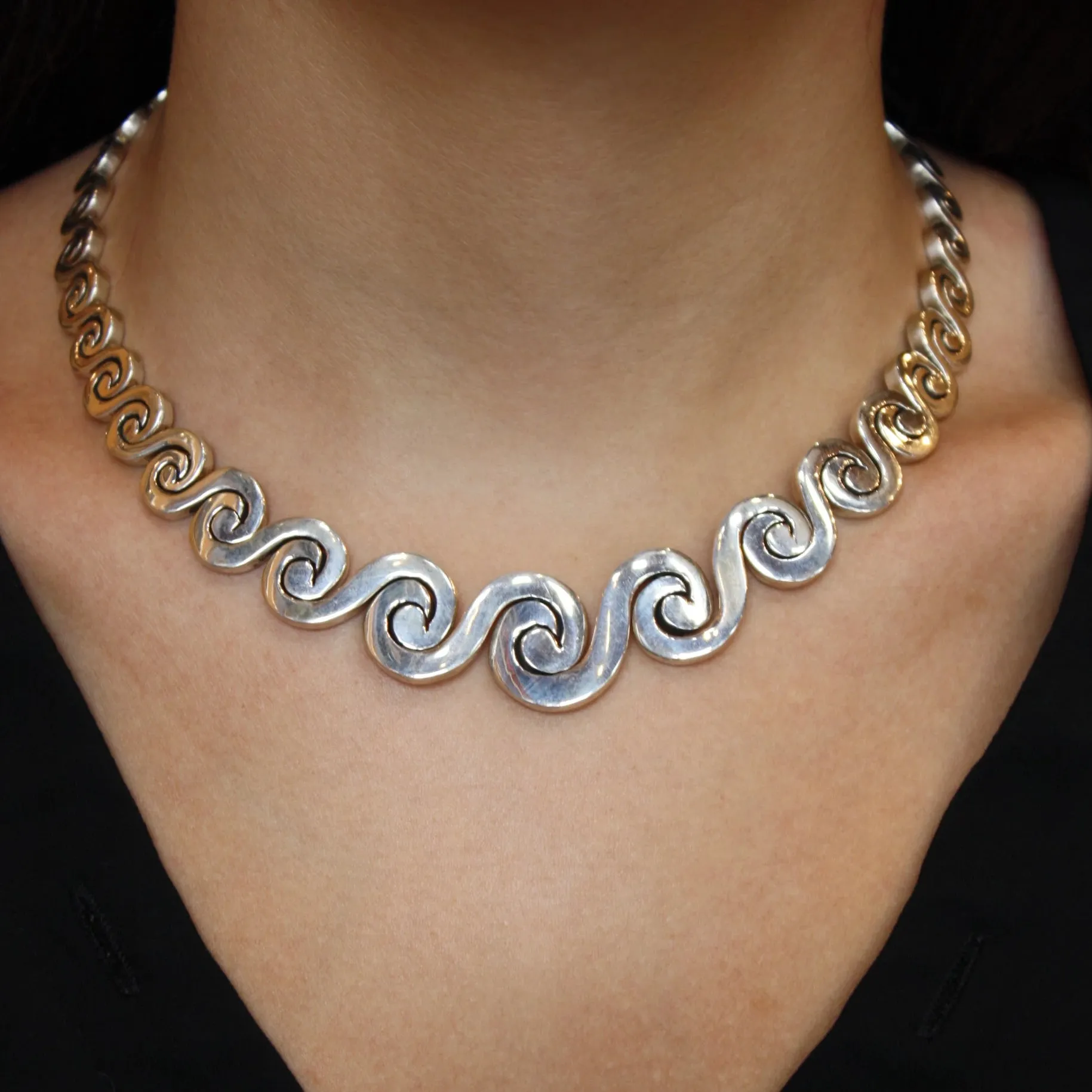 NY 114 GRADUATED WAVE NECKLACE